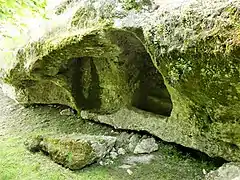 Deux abris en contrebas de la chapelle.