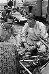 Photo de Jack Brabham et Dan Gurney au Grand Prix des Pays-Bas 1964.