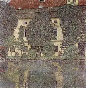 Photographie de l'œuvre. Maison en bord de lac avec des maisons devant.