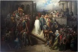 Huile sur toile : au centre le Christ descend un escalier, précédé de soldats qui écartent la foule. Nombreux personnages debout ou grimpés sur les murets. Au premier plan trois individus soutiennent une croix à demi couchée.