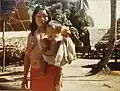 Une mère portant son fils en Guyane française