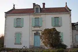 Ancien presbytère, actuelle résidence les Charmes.