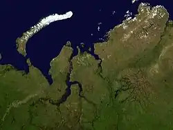 Vue satellite de la région ; le golfe de l'Ob est la longue échancrure verticale dans le continent un peu à gauche du centre de l'image.