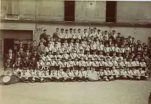 Groupe de gymnastes avec fanfare