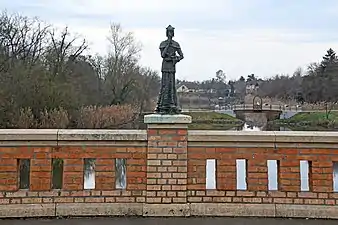 Statue de Saint Jean Népomucène, Gyoma. La statue en bronze, érigée en 1994 sur le parapet sud en briques du pont Erzsébet qui enjambe le Körös à Gyoma, a été créée par György Kiss (hu)