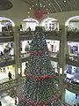 Sapin de Noël dans un centre commercial de Stockholm.