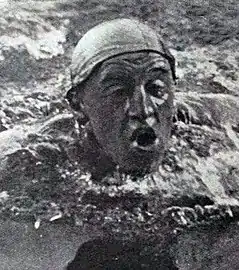 Photo de la tête d'un nageur émergeant hors de l'eau.