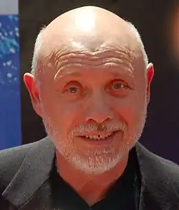 Héctor Elizondo dans le rôle de Lance Wallace