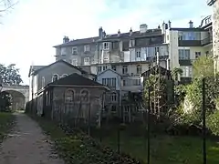 Immeubles au pied du château