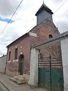 La chapelle à Hédencourt, avec un repère de nivellement.