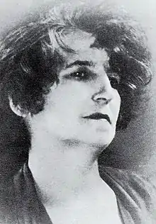 Portrait photographique en noir et blanc d'Hélène Picard. Cette dernière arbore une « coupe à la garçonne ».