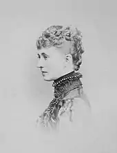 Lady Hélène Standish née de Pérusse des Cars, sa tante qui devient sa tutrice au décès des parents de Mathilde.
