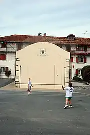 Partie de pelote au fronton place libre.