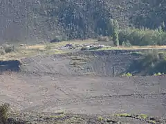 L'espace laissé pour ne pas recouvrir le puits.