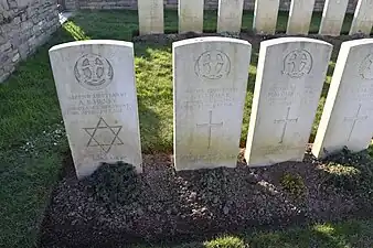 Les tombes de trois soldats du Middlesex Regiment (en) tombés le 23 avril 1917.