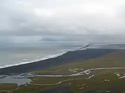 Vue de la Héraðsflói depuis la Fagradalsfjöll au nord-ouest avec l'embouchure de la Jökulsá á Brú au centre.