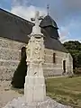 La croix sculptée auprès de la chapelle.