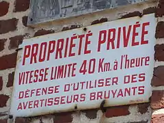 « Propriété privée, vitesse limite 40 km/h, défense d'utiliser des avertisseurs bruyants ».