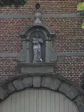 Statue de saint Bruno au-dessus du portail de l'ancienne chartreuse