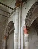 Église de Châteloy : intérieur polychrome.