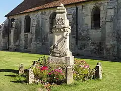 Monument aux morts à côté de l'église.
