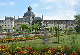 Jardins de l'hôpital de la Pitié-Salpêtrière en juillet 2014À l'arrière-plan, dôme et clocheton de la chapelle Saint-Louis