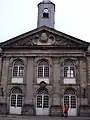 Hôpital général de Douai Entrée sur cour intérieur Fronton portant date de la pose de la première pierre le 22 juillet 1756 par Charles-Joseph de Pollinchove