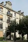 Passage entre la cour et le jardin, avec horloge.