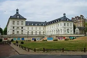 L'hôpital La Rochefoucauld.