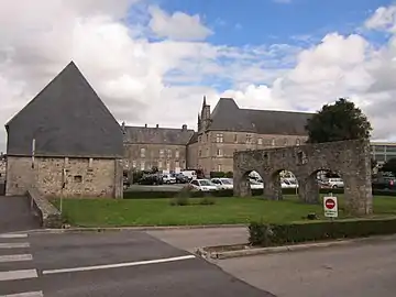 Hôpital, ancienne abbaye Notre-Dame-de-la-Protection.