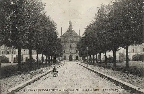 Façade principale de l'hôpital d'instruction des armées Bégin à Saint-Mandé au début du XXe siècle.