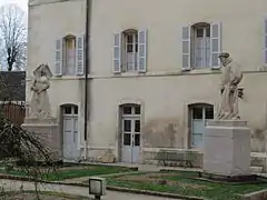 Statues de Guigone de Salins et de Nicolas Rolin, cour de la maison de retraite des Hospices de Beaune.