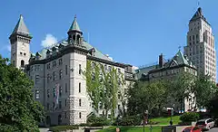 Hôtel de ville de Québec et l'édifice Price à droite.