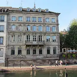 Hôtelfaçade sur eau et sur place