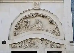 Détail du bas-relief au-dessus de l'entrée.