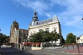 Façade sud-ouest, église Saint-Pierre en arrière-plan.