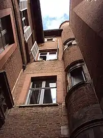 Tour d'escalier au fond de la première cour.