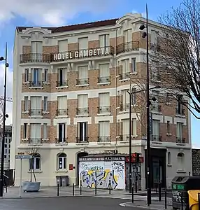Hôtel Gambetta, donnant sur la place Léon-Gambetta.