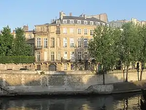 No 2 : l'hôtel Lambert, vu depuis la rive droite de la Seine.