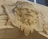 Mascaron sur maison côté cour.