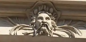 Mascaron sur façade sur rue.