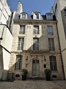 Façade sur cour de l'hôtel.