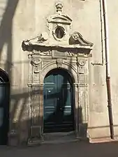 L'entrée de l'Hôtel, surmonté de la devise en latin