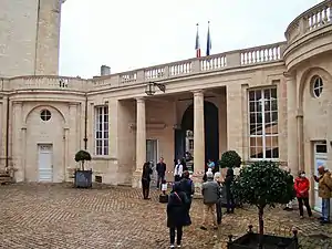 Porche d'entrée vue depuis la cour.