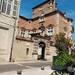 Hôtel de Jean Oulès dit le Comte Nayrac construit en 1620. Classé monument historique en 1997.