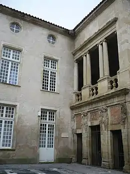 Vue générale sur ce typique hôtel de Poncet de Castres.