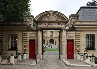 No 5 : entrée de l'hôtel Saint-James.