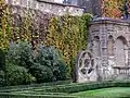 Rosace du jardin et mur renard de la terrasse.