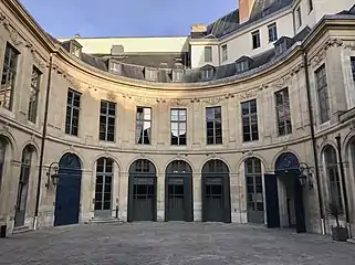 Corps circulaire, donnant sur la place Vendôme.