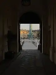 La place et la colonne Vendôme depuis l'entrée depuis la cour de l'hôtel d'Évreux, montrant le pan coupé de la place.